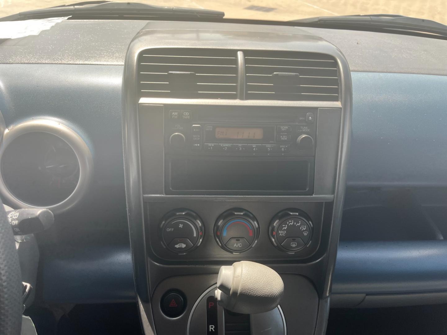 2006 blue /gray Honda Element LX 2WD AT (5J6YH18336L) with an 2.4L L4 DOHC 16V engine, 4-Speed Automatic Overdrive transmission, located at 14700 Tomball Parkway 249, Houston, TX, 77086, (281) 444-2200, 29.928619, -95.504074 - Photo#15